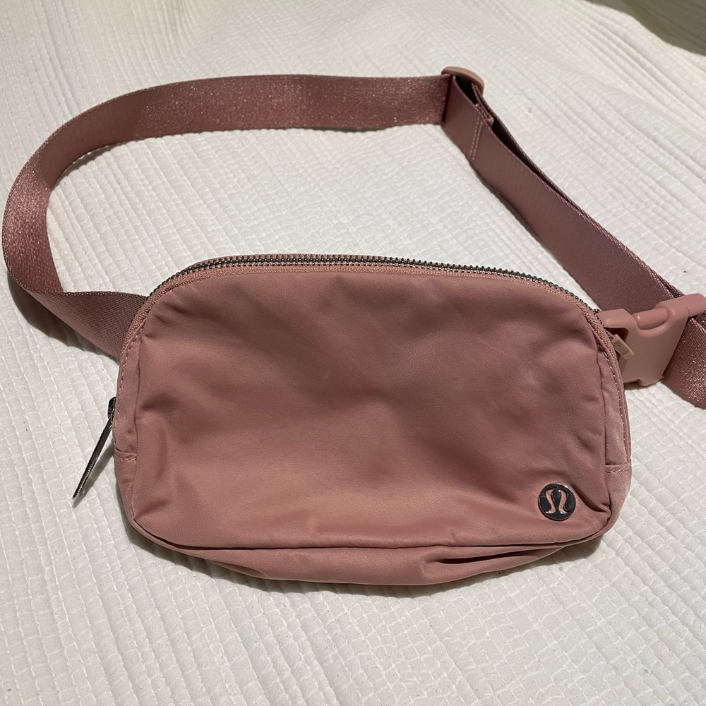 Everywhere belt bag in pink pastel